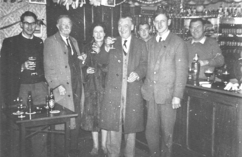White Lion Niton Christmas Drink: Andrew Barton, Harry Digby, Betty Charters Rowe, Husband (Clarendon Chale), John Eldridge, David Barton, Mac McAuley (Landlord)